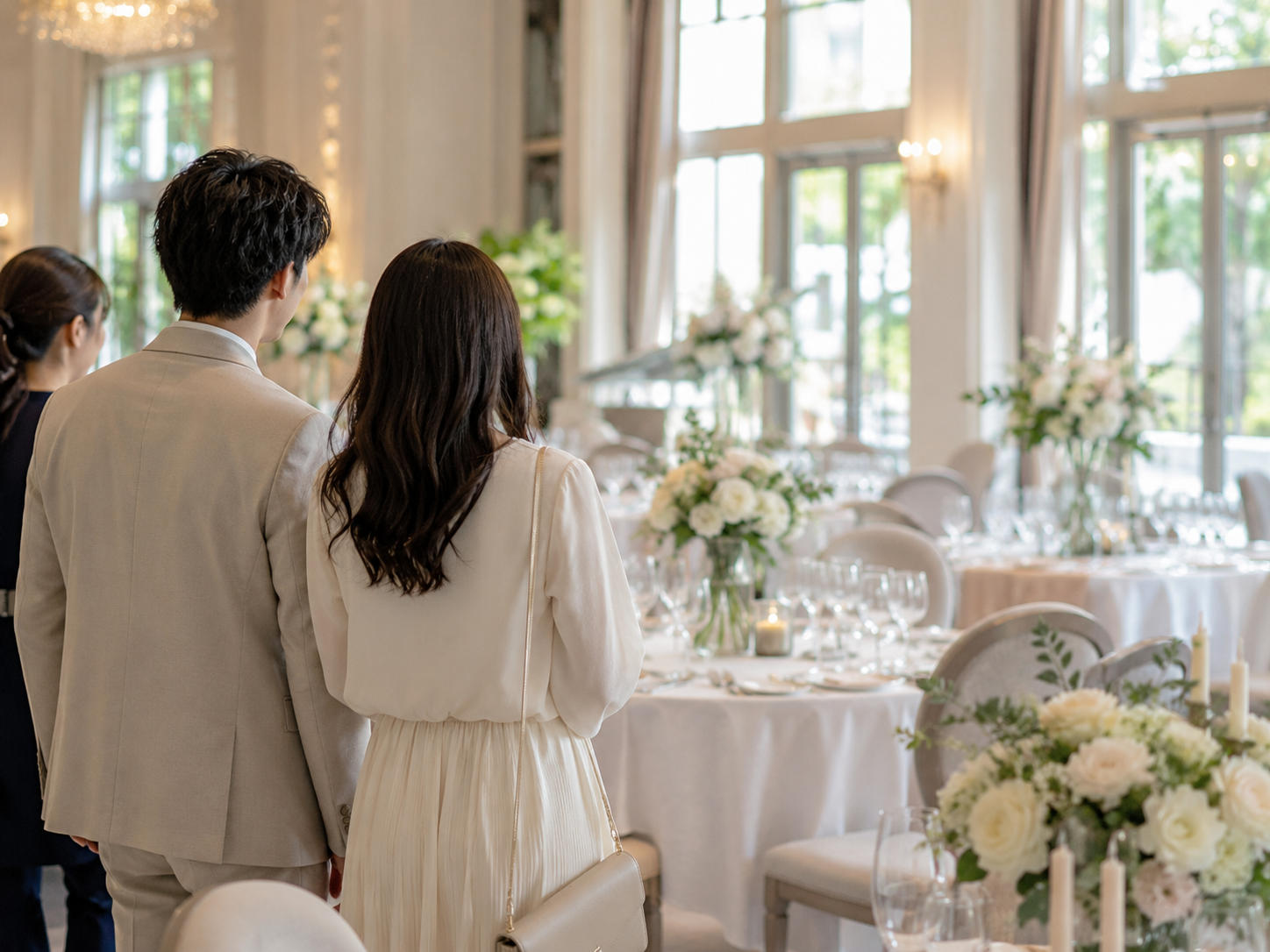 結婚式場のブライダルフェアで披露宴会場を見学するイメージ写真